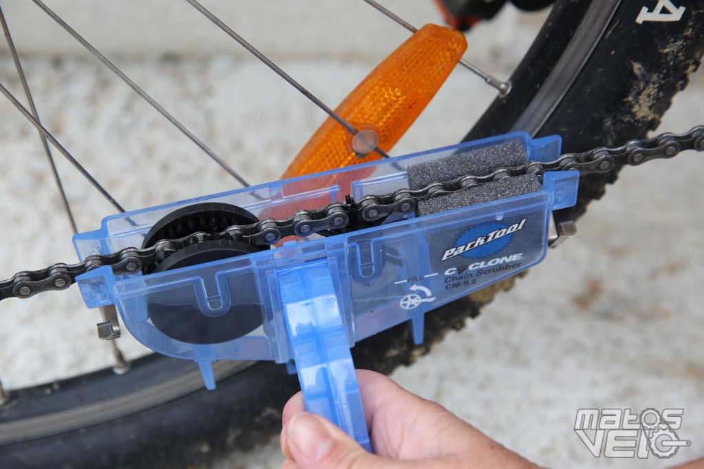 Boitier dégraissant et lubrifiant pour nettoyer chaîne vélo